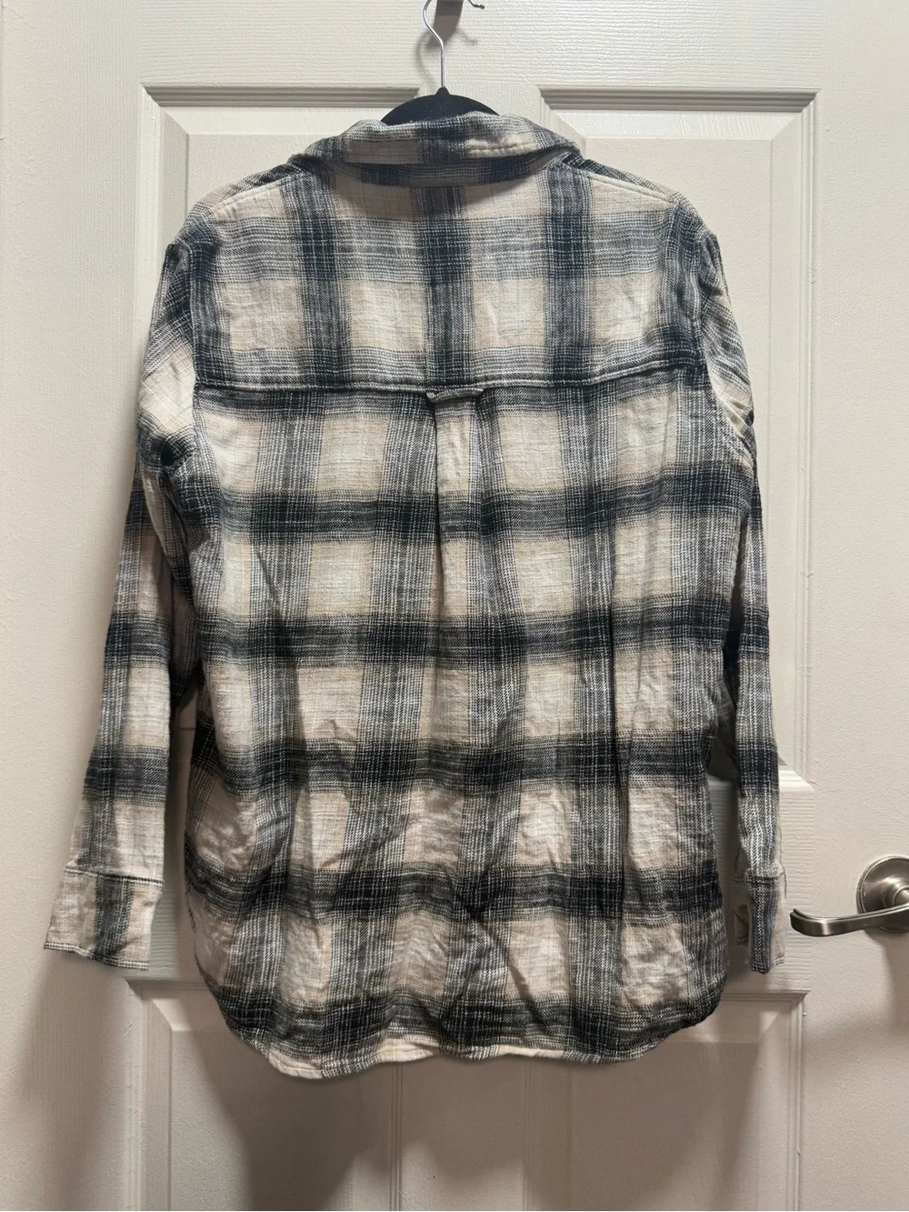 American Eagle Cream and Black Plaid Shirt size M